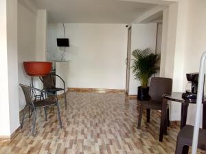 um quarto com cadeiras, uma mesa e uma planta em Hostal Casa de Barajas em Cartagena das Índias