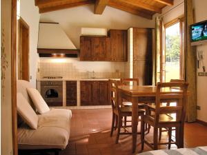 cocina con mesa, sillas y sofá en Lebbiano Residence, en Scandicci
