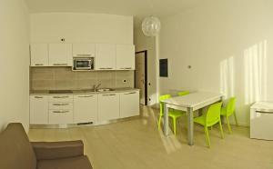 Kuchyňa alebo kuchynka v ubytovaní Campione Ora apartments by Gardadomusmea