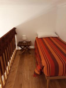 1 dormitorio con 1 cama y suelo de madera en Casa Berra en Milán