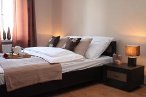 Posteľ alebo postele v izbe v ubytovaní Glam House Apartments