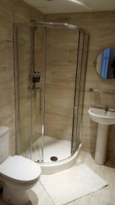 Summat Else B & B في نيو كي: حمام مع دش ومرحاض ومغسلة