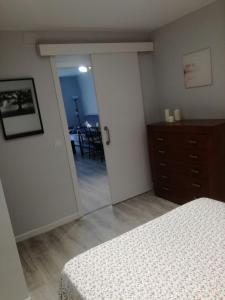 チクラナ・デ・ラ・フロンテーラにあるApto Melkartのベッドルーム1室(ベッド1台、ドレッサー、ダイニングルーム付)