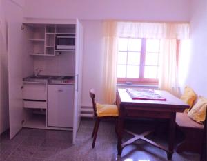 eine kleine Küche mit einem Tisch, einem Tisch, einem Tisch und einem Fenster in der Unterkunft Appartement St. Peter a Wimberg in Neufelden