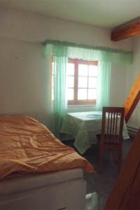 1 dormitorio con cama, mesa y ventana en Appartement St. Peter a Wimberg en Neufelden