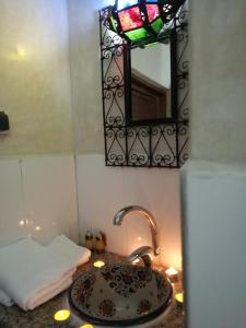 Et badeværelse på Hôtel Restaurant Dar Al Madina