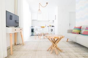 una sala de estar con un sofá y una mesa en Casa do Calafate, en Nazaré
