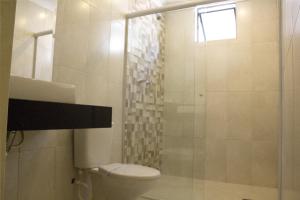 y baño con aseo y ducha acristalada. en Rouge Hotel, en São Paulo