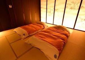 Postel nebo postele na pokoji v ubytování Balinese onsen ryokan Hakone Airu + 37 fotografií