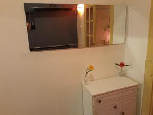 リスボンにあるFamilly Cottageのバスルーム(鏡、白いキャビネット付)