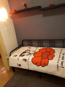 リスボンにあるFamilly Cottageの花の毛布付きベッド