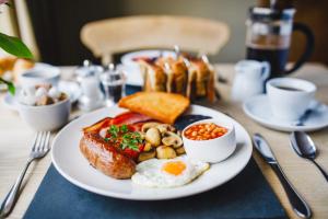 un plato de desayuno en una mesa en The Saracens Head Inn en Symonds Yat