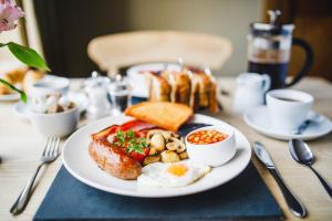 un plato de desayuno en una mesa en The Saracens Head Inn en Symonds Yat
