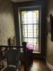 ナンシーにあるChez Augusteのステンドグラスの窓と階段が付いた部屋