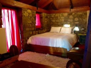 Ένα ή περισσότερα κρεβάτια σε δωμάτιο στο Marina's Stone Cottage