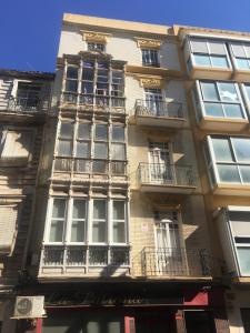 een hoog gebouw met balkons aan de zijkant bij Apartamento Foro Romano in Cartagena