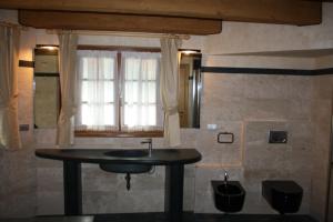 Et badeværelse på Casa Vacanza La Rocca