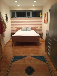 Postel nebo postele na pokoji v ubytování Rhönhaus mit Kreuzbergblick