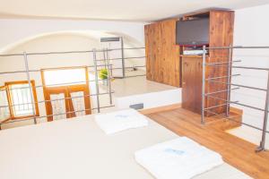 Zimmer mit einem Bett, einem TV und Regalen in der Unterkunft Dimore dei Marinai Termoli in Termoli