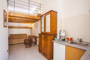 eine Küche mit einem Waschbecken und einem Sofa in einem Zimmer in der Unterkunft Dimore dei Marinai Termoli in Termoli