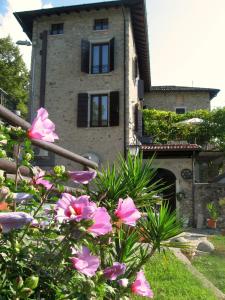 a building with a bunch of flowers in front of it at Le Fiorini in Gargnano