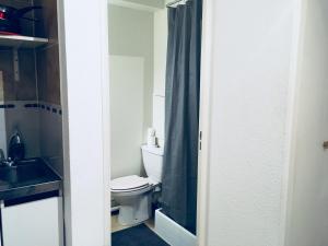 シャンブレー・レ・トゥールにあるStudio aménagé + parkingのバスルーム(トイレ、洗面台付)