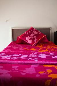 Tempat tidur dalam kamar di Luxury apartment - Fort Chambray