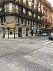 una strada vuota di fronte a un grande edificio di Maison Coquette a Roma