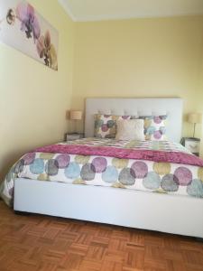 a bedroom with a large bed in a room at Starfish House in Vila Nova de Gaia