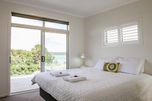 Ένα ή περισσότερα κρεβάτια σε δωμάτιο στο Te Whau Bach Apartments