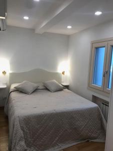 um quarto com uma cama com duas almofadas em Rome dreaming house em Roma