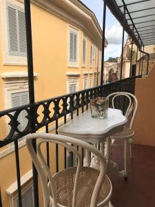 uma mesa branca e cadeiras numa varanda em Rome dreaming house em Roma