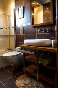 y baño con lavabo, aseo y ducha. en Luxury apartment - Fort Chambray en Għajnsielem