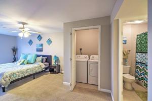 Ένα ή περισσότερα κρεβάτια σε δωμάτιο στο Marina Townhouse at Oak Glenn +6 φωτογραφίες
