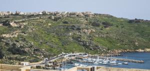 Un montón de barcos están atracados en un puerto en Luxury apartment - Fort Chambray en Għajnsielem