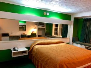 Postel nebo postele na pokoji v ubytování Holiday Lodge - Greensboro/Lake Oconee