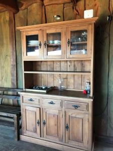 プンタ・デル・ディアブロにあるCasa del Diavoloの大きな木製キャビネット(ガラスドア付)