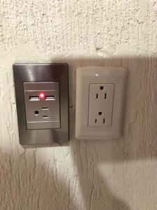 zwei elektrische Schalter an einer weißen Wand in der Unterkunft Eclipse in Guadalajara