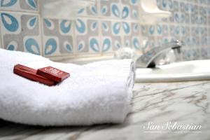 cepillo de dientes rojo encima de una toalla blanca en Casa Amanda B&B, en Bogotá