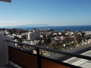 balcone con vista sulla città. di West Ada Hotel&SPA a Kusadası