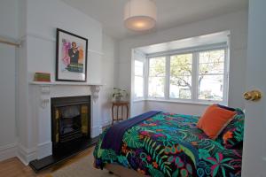 Ένα ή περισσότερα κρεβάτια σε δωμάτιο στο Strahan House