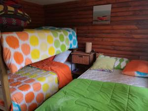 En eller flere senge i et værelse på lodge con piscina privada, parcela de campo.