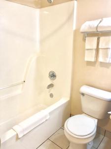 Classic Suites - Cleveland tesisinde bir banyo