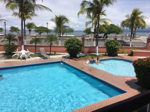 ein Pool mit zwei Kindern, die darin spielen in der Unterkunft Hotel Yadran Beach Resort in Puntarenas