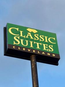 un signo verde y amarillo para la identificación de sustitutos en Classic Suites - Cleveland, en Cleveland