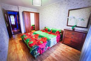 ヴィーンヌィツャにある2-bedroom on Mykolaychuka streetのベッドルーム1室(ベッド1台、ドレッサー付)