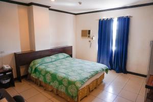 Postel nebo postele na pokoji v ubytování Crowne Garden Hotel