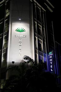 una señal encendida en el lateral de un edificio en Springz Hotel-Bukit Jalil en Kuala Lumpur