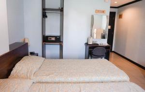 Postel nebo postele na pokoji v ubytování Crowne Garden Hotel