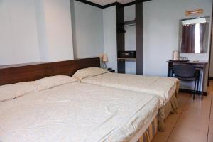 Postel nebo postele na pokoji v ubytování Crowne Garden Hotel